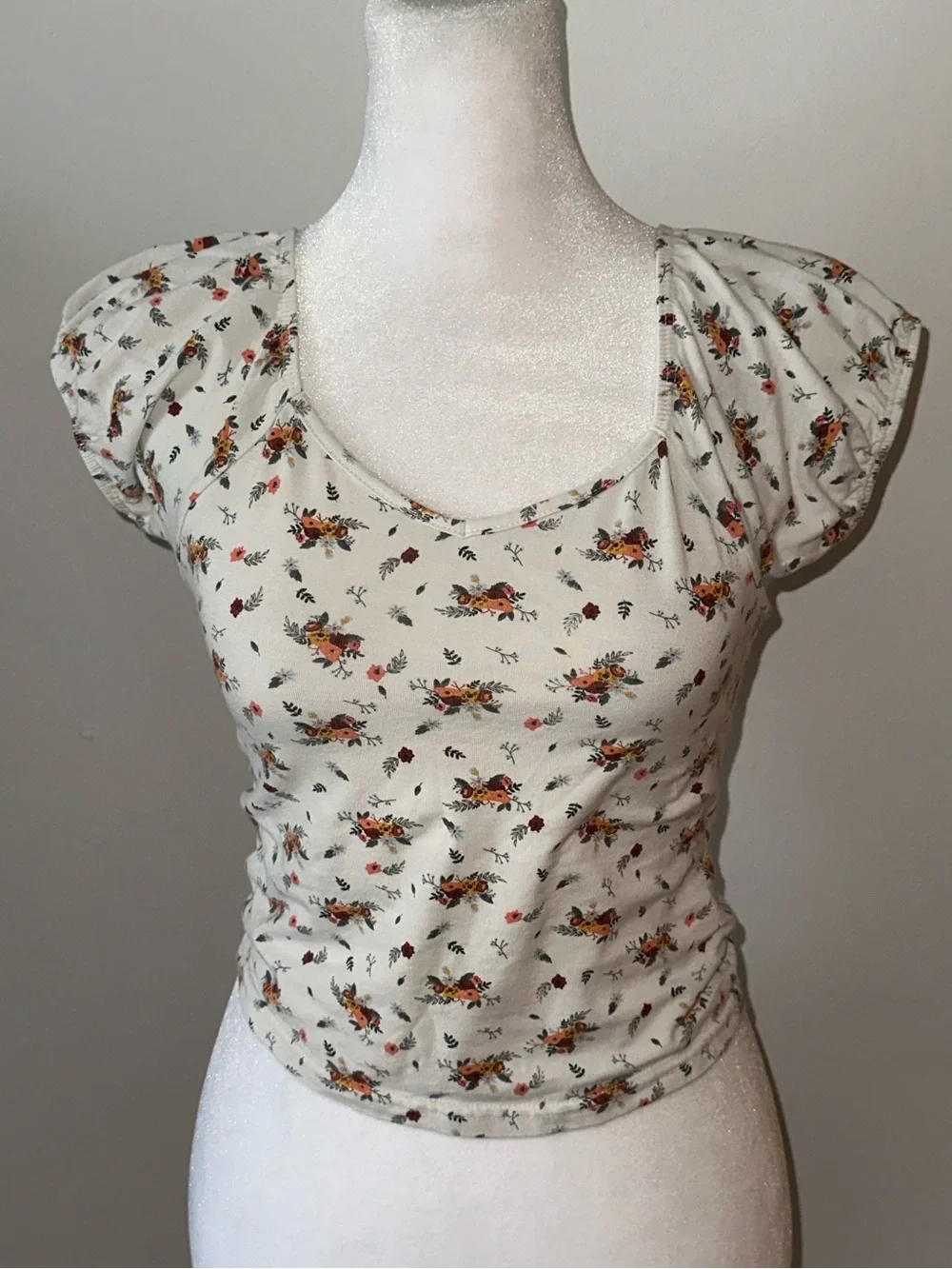 Cuidado Con El Perro Women’s Floral Sleeve Detail Stylish Essential White Top